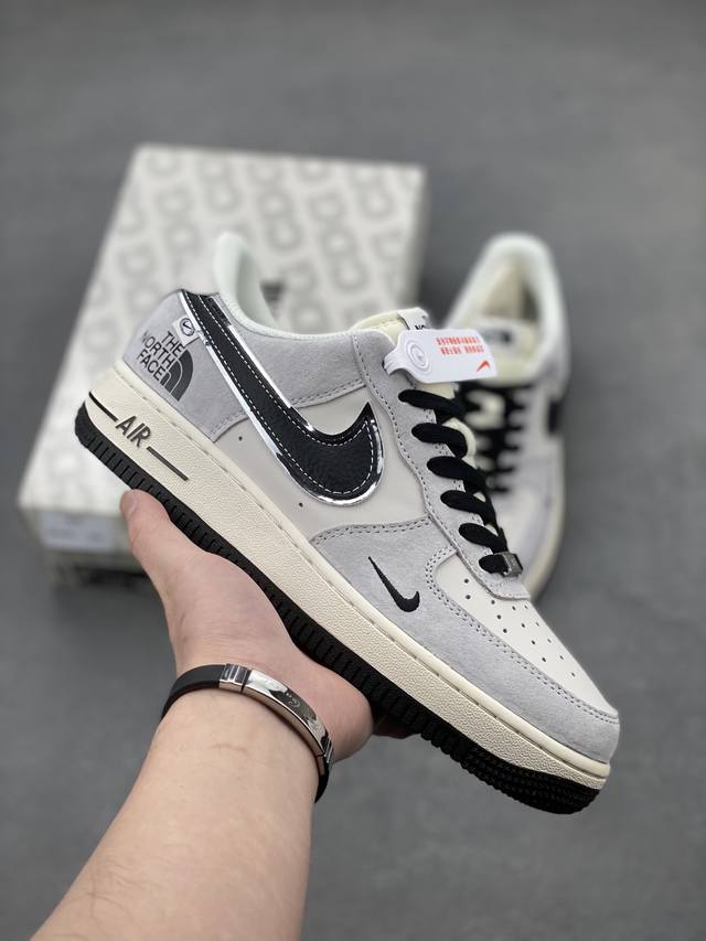 海外限量发售！公司级Nike Air Force 1 '07 Low “北面联名 米灰碳黑勾”空军一号 低帮 运动鞋 休闲鞋 折边针车 工艺难度大 原楦头原纸板