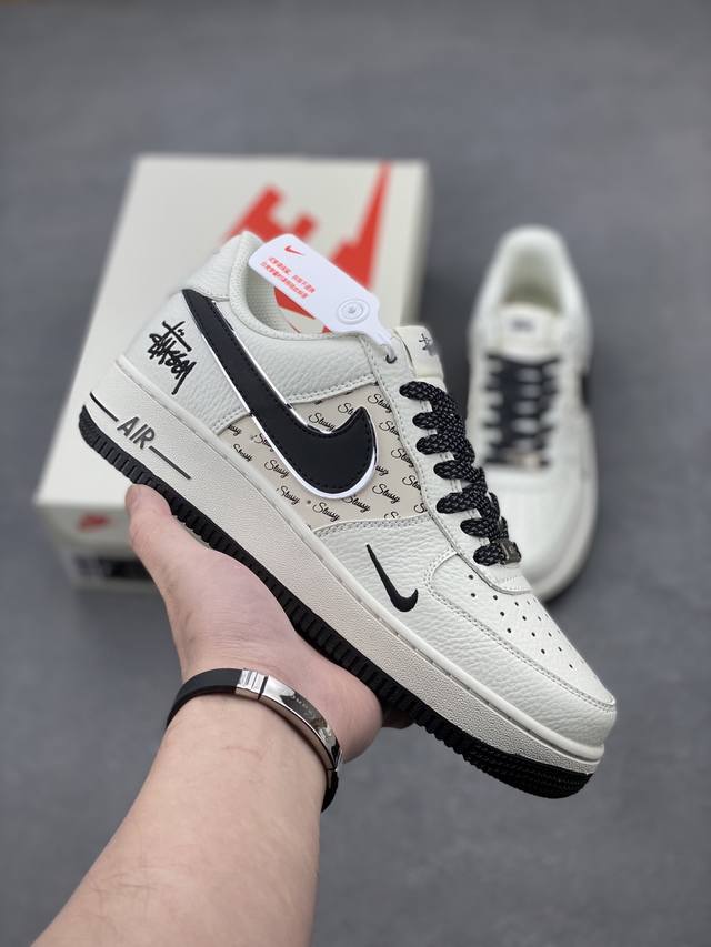 海外限量发售！公司级Nike Air Force 1 '07 Low “斯图西联名--米黑英文银边”空军一号 低帮 运动鞋 休闲鞋 折边针车 工艺难度大 原楦头