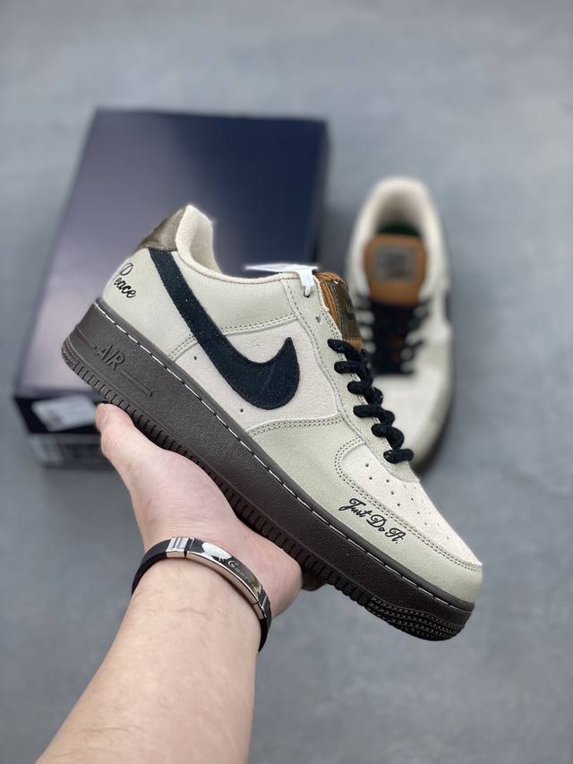 耐克Nike Air Force 1‘07 空军一号低帮百搭休闲运动板鞋。柔软、弹性十足的缓震性能和出色的中底设计，横跨复古与现代的外型结合，造就出风靡全球三十