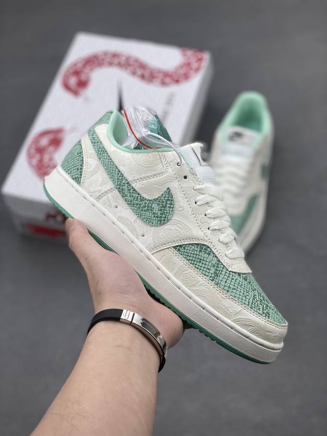 Nike Court Vision Low 低帮百搭透气休闲运动板鞋 经典耐用的设计，兼顾舒适脚感和出众风范，演绎匠心之作。结构性的支撑贴合感结合复古篮球设计，