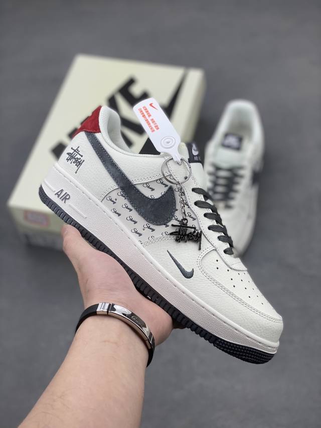 海外限量发售！公司级Nike Air Force 1 '07 Low “斯图西联名-英文米灰红-”空军一号 低帮 运动鞋 休闲鞋 折边针车 工艺难度大 原楦头原