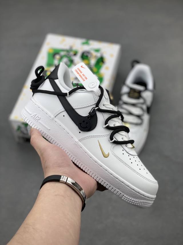 解构迷你金勾”订制空军一号板鞋 该定制版球鞋选用原鞋款为Nike Air Force 1'07 空军一号低帮休闲板鞋，整体配色以白黑色为主，解构风格， 增加个性