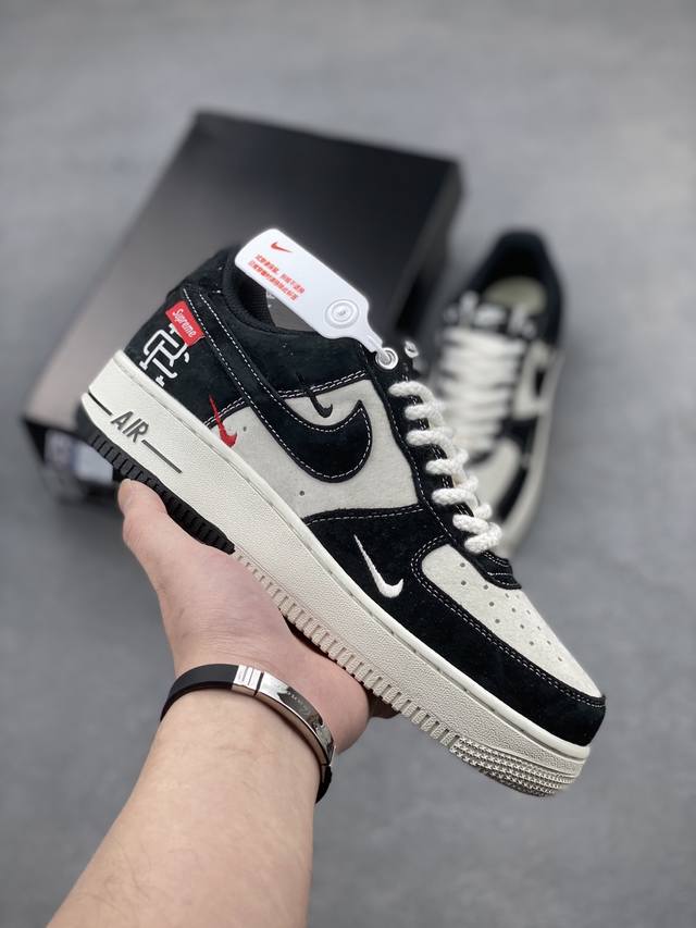 海外限量发售！公司级Nike Air Force 1 '07 Low “Supreme冠军联名--米黑小三勾”空军一号 低帮 运动鞋 休闲鞋 折边针车 工艺难度