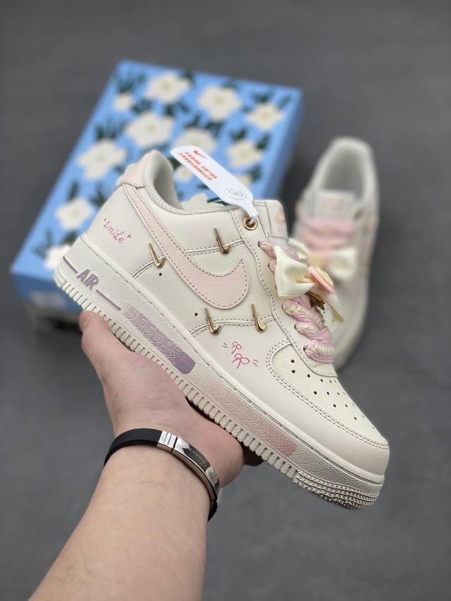 爱心蝴蝶结”订制空军一号板鞋 ，该定制版球鞋选用原鞋款为Nike Air Force 1'07 空军一号低帮休闲板鞋，此款鞋子设计风格以简约风为主，配色方面以米