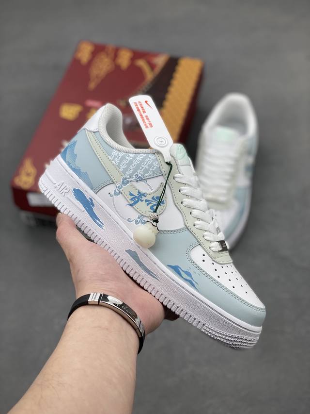 国风定制Nike Air Force 1 Low 青花瓷”“Celadon” 初闻“青花瓷”之名，脑海中便会浮现出一幅烟雨朦胧的江南画卷。那细腻洁白的胎体，恰似