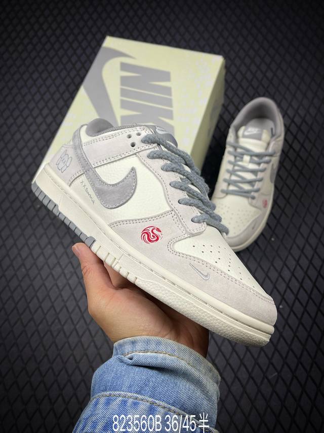 B 公司级Kaws X Nike Dunk Low 蛇年限定 猪八灰勾 此款主张打破传统的工业化流水线设计限制，以Made By Ideas的超级创意为理念，集