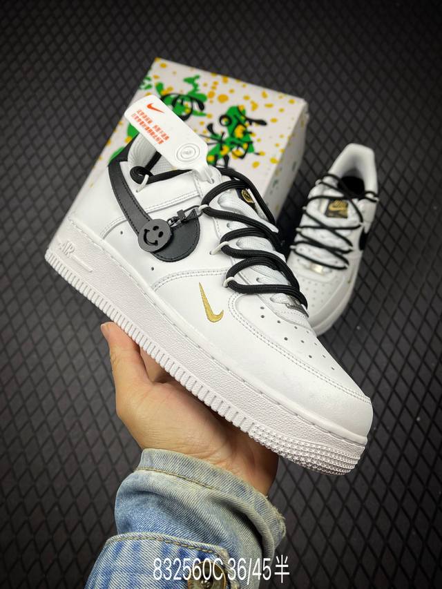 C “解构迷你金勾”订制空军一号板鞋 该定制版球鞋选用原鞋款为Nike Air Force 1'07 空军一号低帮休闲板鞋，整体配色以白黑色为主，解构风格， 增