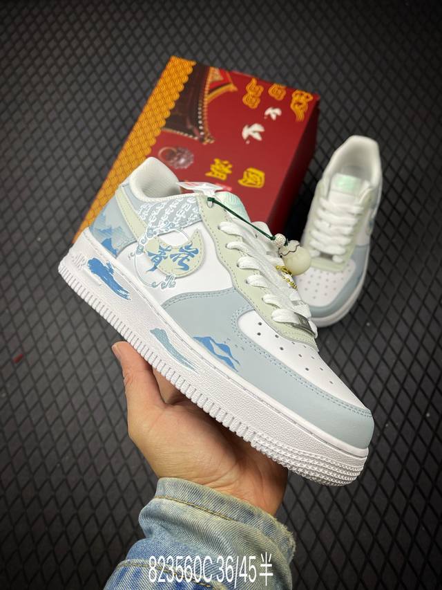 C 公司级Nike Air Force 1 Low “青花瓷”“Celadon” 初闻“青花瓷”之名，脑海中便会浮现出一幅烟雨朦胧的江南画卷。那细腻洁白的胎体，